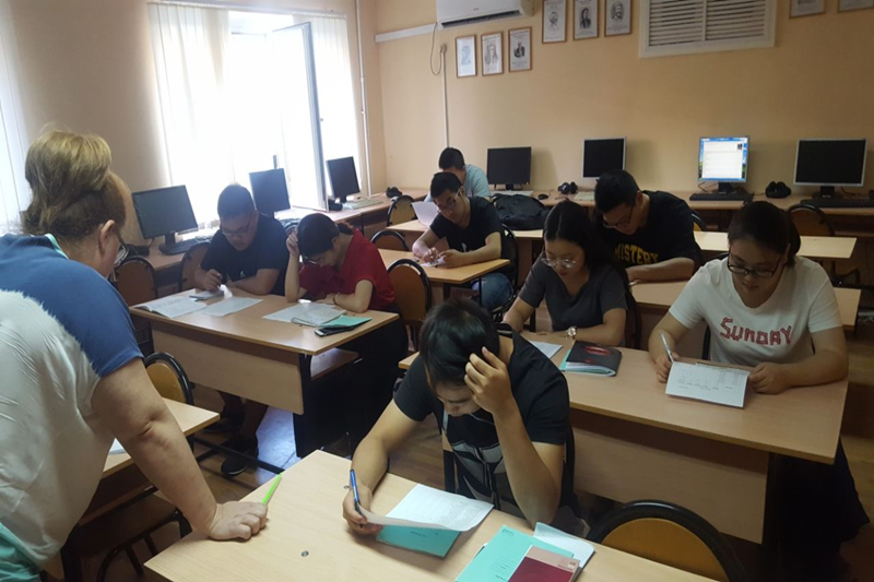 1535649815990027045.jpg 伊莲娜主任为同学上数学课.jpg